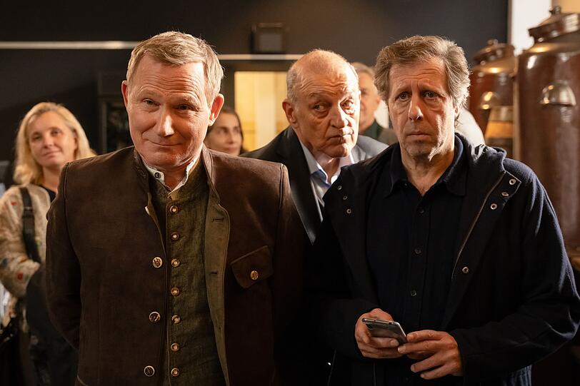 Wilsberg (Leonard Lansink, Mitte) und Ekki (Oliver Korittke, echts) fahren zur Brauerei, um den gefundenen Lotterieschein seinem rechtmäßigen Besitzer zu übergeben. Dort treffen sie auf Overbeck (Roland Jankowsky), der zufälligerweise gerade an einer Brauereiführung teilnimmt. Wilsberg (Leonard Lansink, Mitte) und Ekki (Oliver Korittke, echts) fahren zur Brauerei, um den gefundenen Lotterieschein seinem rechtmäßigen Besitzer zu übergeben. Dort treffen sie auf Overbeck (Roland Jankowsky), der zufälligerweise gerade an einer Brauereiführung teilnimmt.