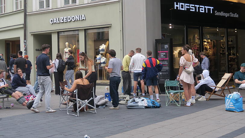 Das lange Warten hat bald ein Ende: Szene aus der Sendlinger Straße vom Sonntagmorgen. Das lange Warten hat bald ein Ende: Szene aus der Sendlinger Straße vom Sonntagmorgen.