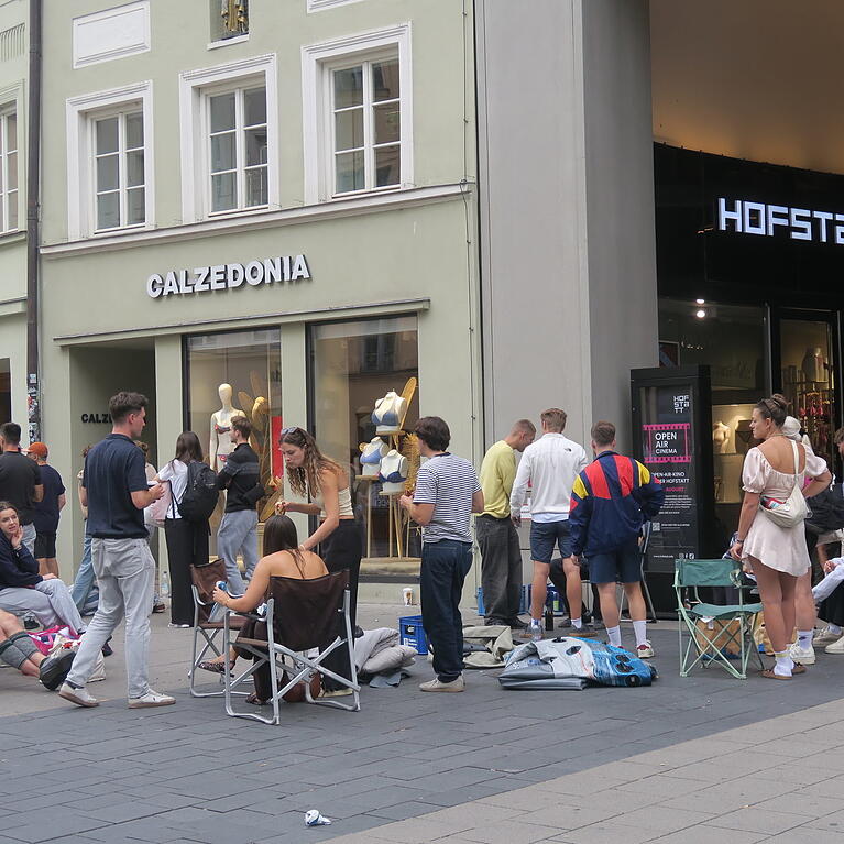 Das lange Warten hat bald ein Ende: Szene aus der Sendlinger Stra&szlig;e vom Sonntagmorgen.