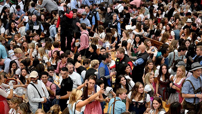 Beim Reservierungswechsel wird es voll auf der Wiesn.