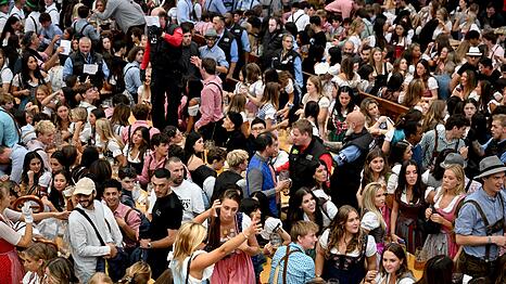 Beim Reservierungswechsel wird es voll auf der Wiesn.