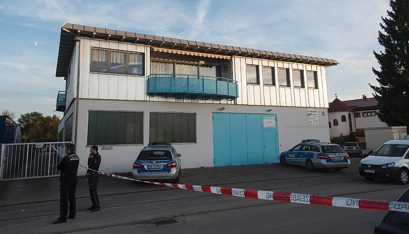 Nach dem Mord an zwei Mädchen in Köngen ist die Mutter verhaftet worden. Der Ort befindet sich im Schock-Zustand. Bilder von der Trauer und vom Tatort.