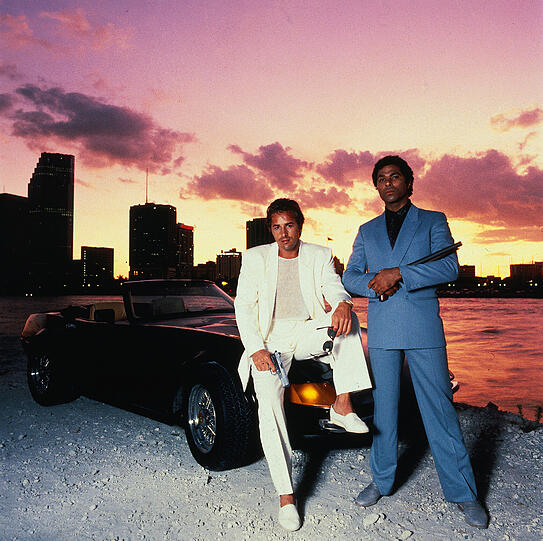 "Miami Vice": Detective Ricardo Tubbs (Philip Michael Thomas, l.) und Detective James "Sonny" Crockett (Don Johnson, r.) waren ein eingespieltes Team, das im Kampf gegen das Verbrechen in Miami durch dick und dünn gehen musste.