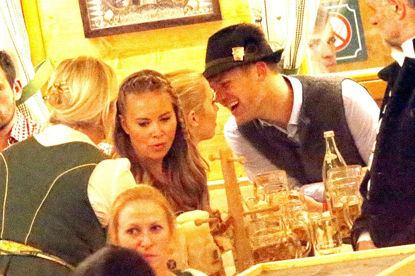 Manuel Neuer mit seiner Freundin Nina im Schützenzelt