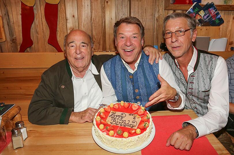 Roland Kuffler, Patrick Lindner und sein Lebensgefährte Peter Schäfer im Weinzelt (v.l.).