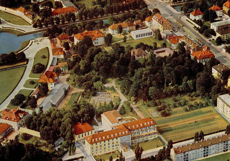 Luftbild des Krankenhauses Barmherzige Brüder München aus den 1950er Jahren.