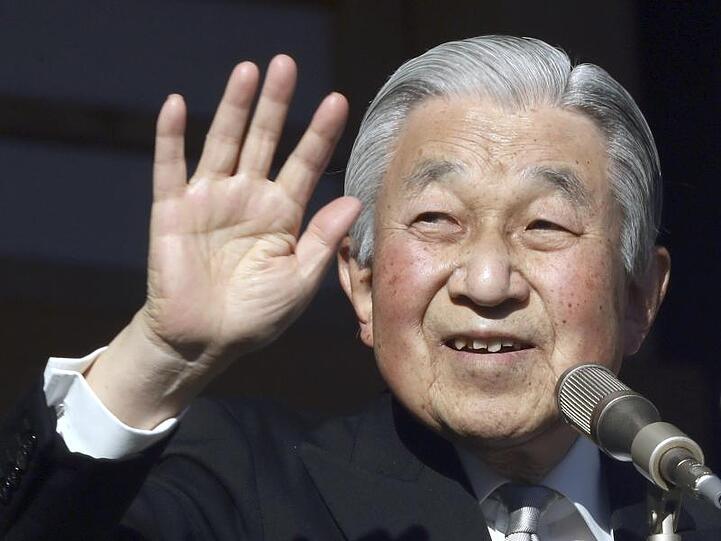 Japans Kaiser Akihito beim Neujahrsgruß auf dem verglasten Balkon seines Chowa-Den-Palastes.