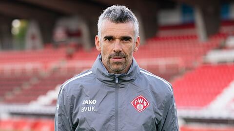 Der Trainer der FC Würzburger Kickers, Danny Schwarz, steht für ein Fototermin auf dem Spielfeld.