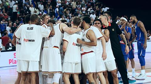 Die deutschen Basketballer freuen sich über ihren Testspielsieg.