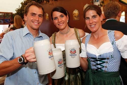 Ein Prosit auf neue Erfolge: Das Biathlon-Traumpaar Michael Greis und Kathrin Hitzer mit Triathletin Nicole Leder beim Erdinger Herbstfest.