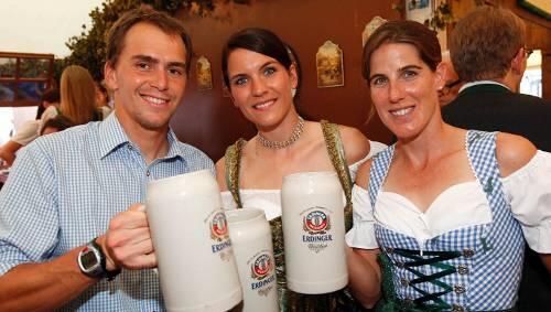 Ein Prosit auf neue Erfolge: Das Biathlon-Traumpaar Michael Greis und Kathrin Hitzer mit Triathletin Nicole Leder beim Erdinger Herbstfest. Ein Prosit auf neue Erfolge: Das Biathlon-Traumpaar Michael Greis und Kathrin Hitzer mit Triathletin Nicole Leder beim Erdinger Herbstfest.