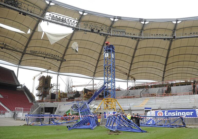 Die Fußball-Arena wird zurzeit umgebaut. Offensichtlich war an dem
Baukran ein Ausleger abgebrochen, dadurch sei auch die Führerkabine
mit in die Tiefe gerissen worden, sagte ein Polizeisprecher.