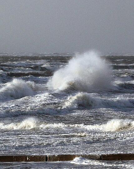 Der Sturm «Andrea» peitscht die Nordseewellen am Donnerstagnachmittag (05.01.2012) an die Promenade der ostfriesischen Insel Borkum. Heftige Orkanböen, Regen, Schnee und eine Sturmflut: Tief «Andrea» hatte weite Teile von Niedersachsen am Donnerstag ordentlich durchgepustet.