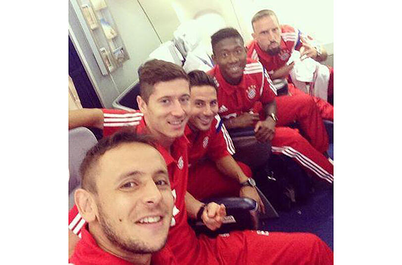 Wie beim Schulausflug! Rafinha mit dem Selfie von Robert Lewandowski, Claudio Pizarro, David Alaba und Franck Ribéry. Hier ist Ribéry noch wach
