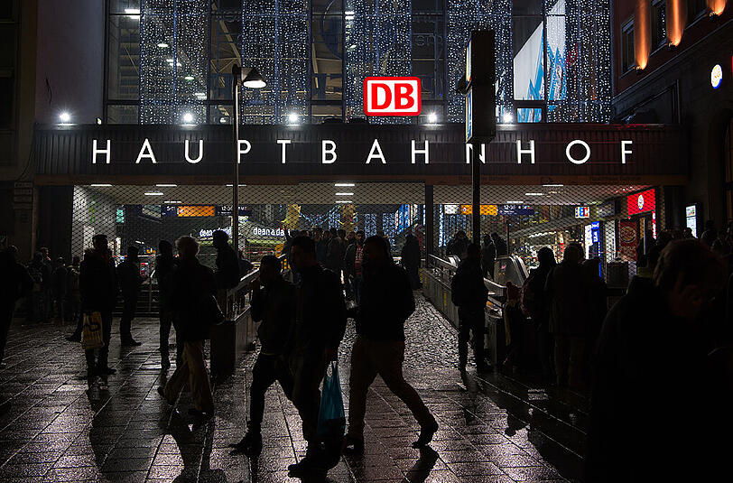Schwerbewaffnete Spezialeinheiten der Polizei haben den Münchner Hauptbahnhof abgeriegelt.