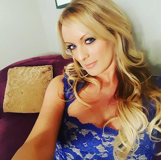 Stormy Daniels gibt sich gern offenherzig und ziemlich sexy.
