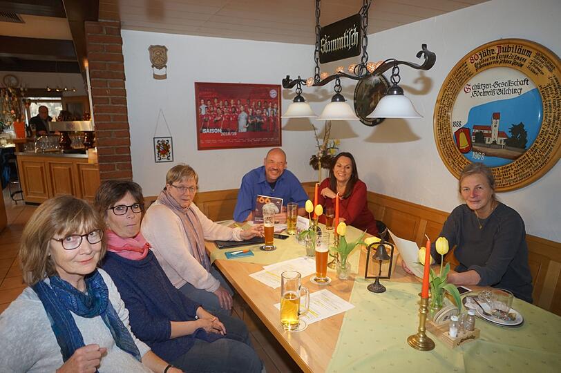 Sie planen gemeinsam eine Senioren-WG mit 20 Mitgliedern.