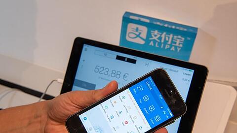 In einem Showroom von Wirecard wird beispielhaft das kontaktlose Bezahlen mit ALIPAY vorgeführt. Foto: Peter Kneffel/Archiv