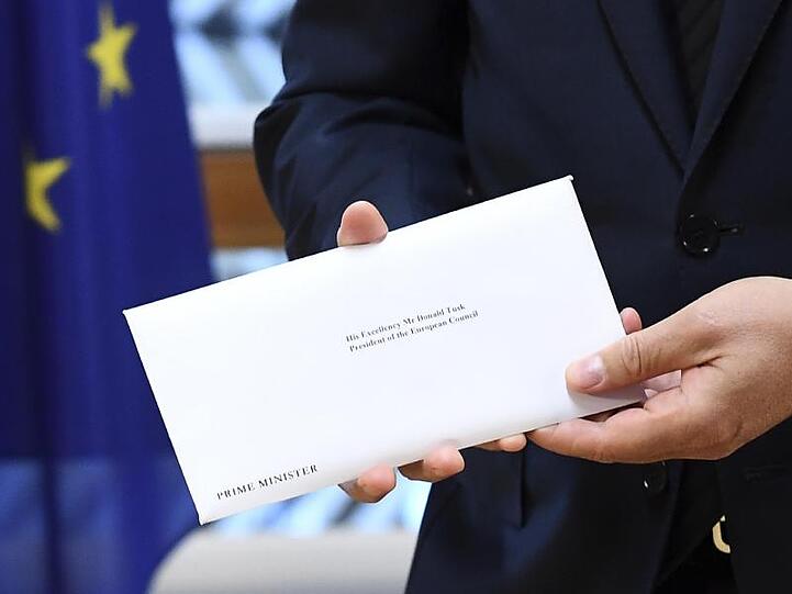 EU-Ratspräsident Donald Tusk präsentiert in Brüssel das Schreiben von Premierministerin May zum EU-Austritt von Großbritannien.