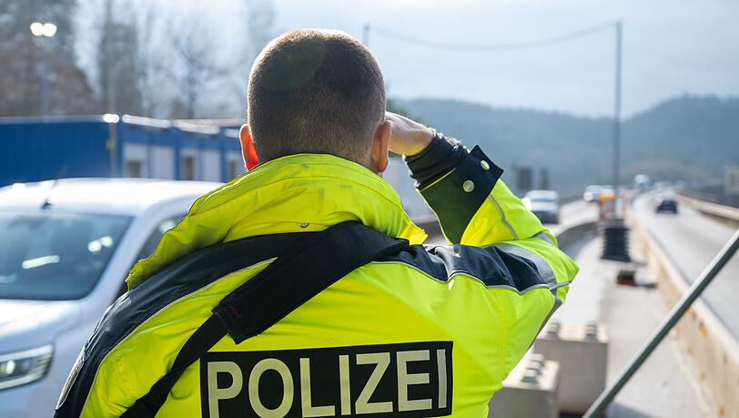 Die Zahl der Asylerstanträge ist zurückgegangen - das Bundesinnenministerium führt das auch auf Grenzkontrollen zurück. (Symbolbild)