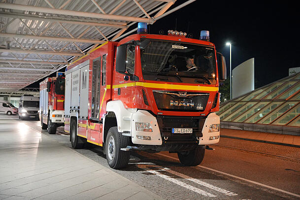 Fahrzeuge der Feuerwehr stehen am Flughafen München. Ein Truppmann bzw. eine Truppfrau verdienen zwischen 3205 und 3935 Euro. Fahrzeuge der Feuerwehr stehen am Flughafen München. Ein Truppmann bzw. eine Truppfrau verdienen zwischen 3205 und 3935 Euro.