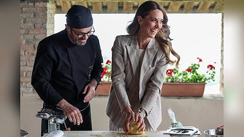 Prinzessin Kate durfte selbst den Pastateig kneten. Prinzessin Kate durfte selbst den Pastateig kneten.