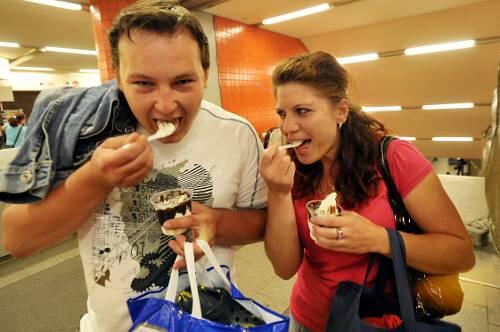 Dimitri und Natascha lassen sich ihr Eis in der U-Bahn schmecken.