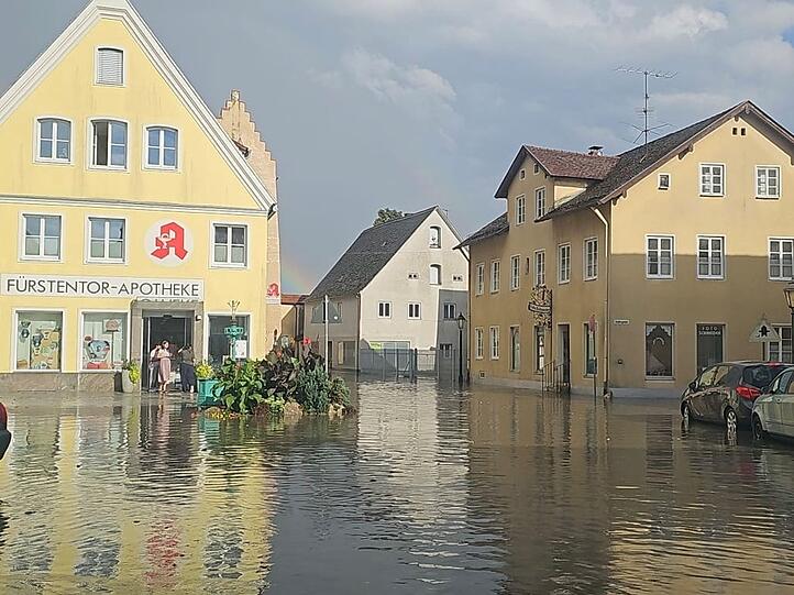 In Greding stand der Marktplatz unter Wasser. (Handoutbild) In Greding stand der Marktplatz unter Wasser. (Handoutbild)