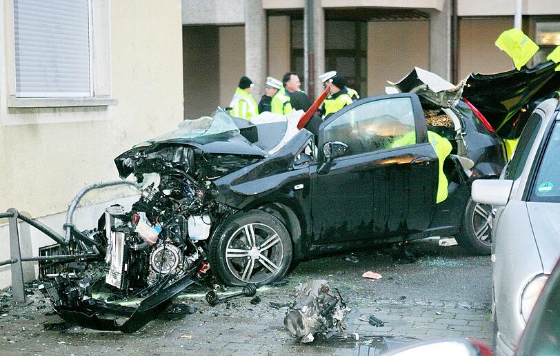 Schrecklicher Unfall in Dietenheim. Mitten im Stadtzentrum rasen 4 junge Menschen in den Tod.