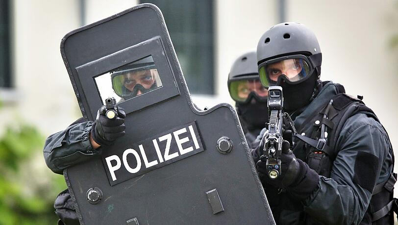 Eine SEK-Einheit im Einsatz. Eine SEK-Einheit im Einsatz.
