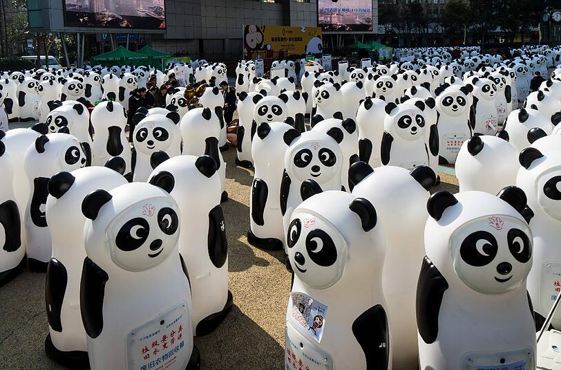 Die chinesische Stadt Shanghai erlebt aktuell eine echte Panda-Invasion! Es handelt sich dabei jedoch nicht um echte Pandas, sondern um eine Recycling-Aktion mitten in der Innenstadt. Ein ganzer Platz wurde dort mit Sammelbehältern in Panda-Form vollgestellt. So macht Recycling definitiv Spaß!