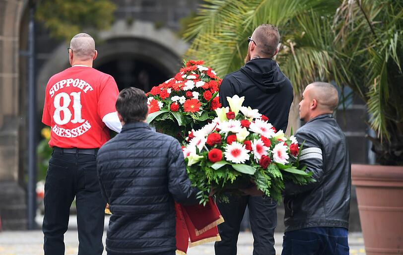 Hells Angels und Mitglieder befreundeter Rockergruppen aus mehreren Ländern bei der Beerdigung des  erschossenen Hells Angels-Chefs von Gießen, Aygün Mucuk.