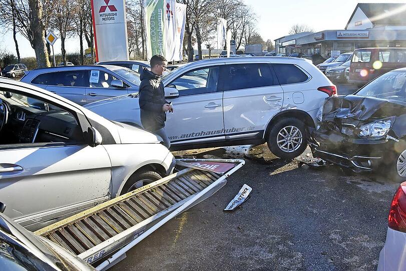 Der Mercedes räumte das "Auto der Woche" ab - und auch die daneben geparkten Gabrauchtwagen wurden ramponiert.