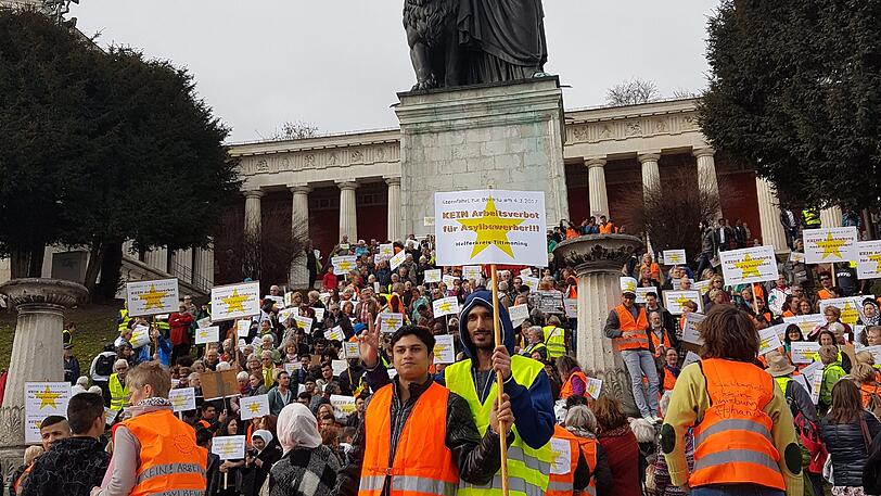 Mit einer Sternfahrt zur Theresienwiese haben Ehrenamtliche gegen Abschiebungen nach Afghanistan protestiert.