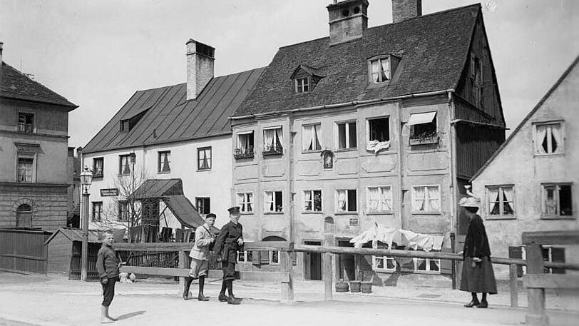 Eine weitere Straßenszene vor Herbergen am Mariahilfplatz.