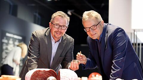Michael Apel (r.) und Michael John Gorman mit Urzuchtfleisch, das monatelang gewachsen ist.