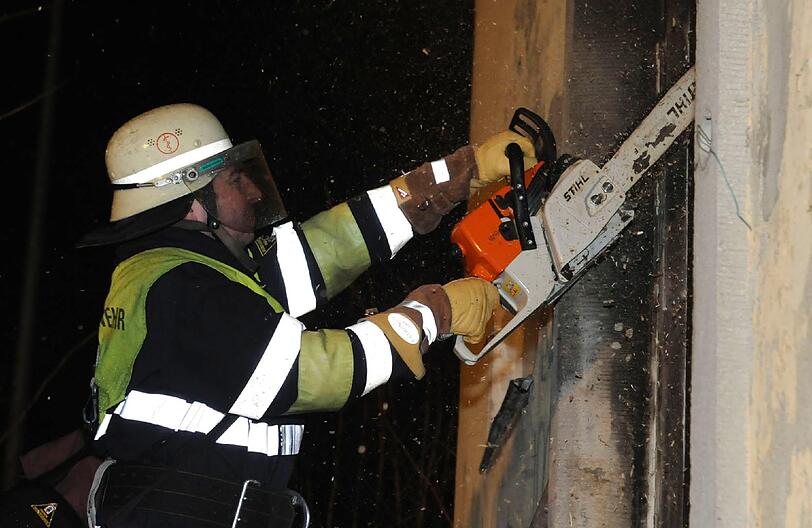 Einsatz mit der Kettensäge: Die Bilder vom Feuerwehr-Einsatz in der Landsberger Straße!