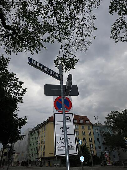 Auch der Hinweis auf die Park-Einschränkungen ist nicht direkt deutlich, die Rückseite des Parkverbots sogar einfach leer.