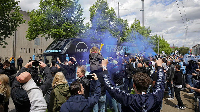 Rund 850 Fans nahmen den Mannschaftsbus in Empfang – es wurden Rauchtöpfe gezündet. Corona-Abstände wurden nicht eingehalten.