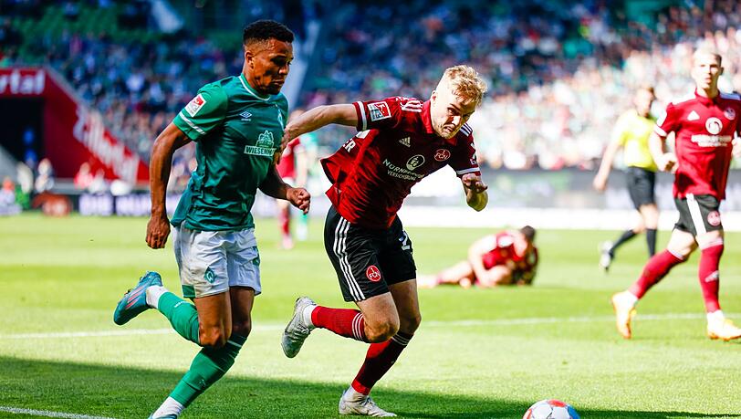 Bremens Felix Agu (l) und Nürnbergs Tim Handwerker kämpfen um den Ball.