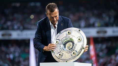 Lothar Matthäus brachte am ersten Spieltag die Schale ins Weserstadion.