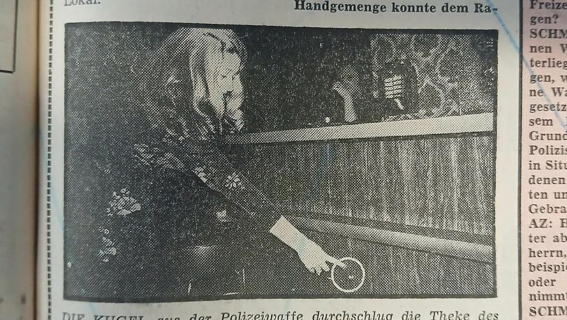 Die Kugel aus der Dienstwaffe des Randalierers durchschlug den Tresen des Nachtlokals. Hier zeigt eine Bardame das Einschussloch. Die Kugel aus der Dienstwaffe des Randalierers durchschlug den Tresen des Nachtlokals. Hier zeigt eine Bardame das Einschussloch.