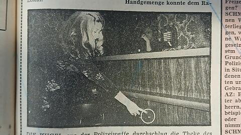Die Kugel aus der Dienstwaffe des Randalierers durchschlug den Tresen des Nachtlokals. Hier zeigt eine Bardame das Einschussloch.