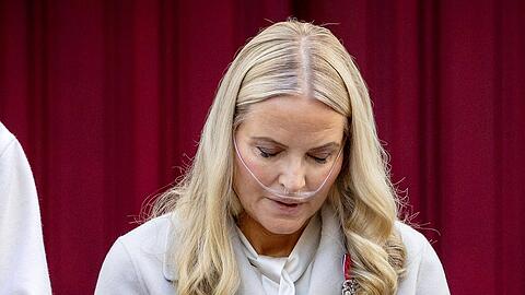 Kronprinzessin Mette-Marit trat auch am Nationalfeiertag mit Sauerstoffger&auml;t auf.