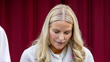 Kronprinzessin Mette-Marit trat auch am Nationalfeiertag mit Sauerstoffger&auml;t auf.
