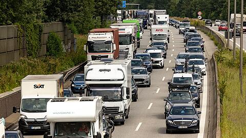 Schleppender Verkehr auf der A1 bei Hamburg