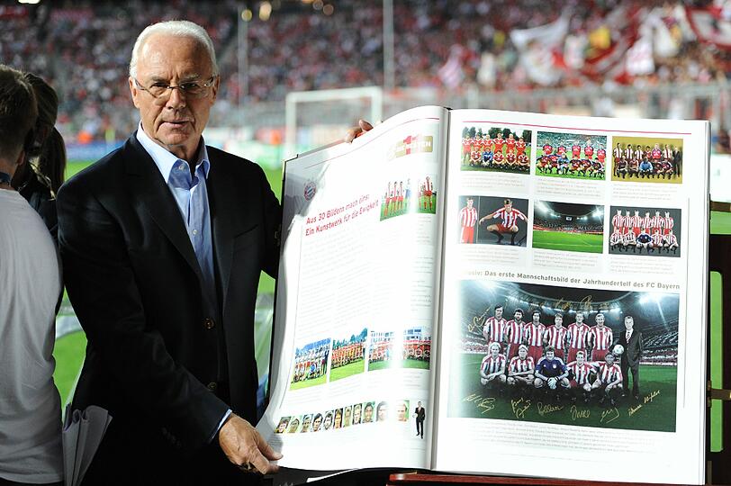 Er hat schon ein Exemplar: Kaiser Franz Beckenbauer bekam die Bayern-Chronik am Rande der Champions-League-Quali zwischen dem FC Bayern und dem FC Zürich überreicht.