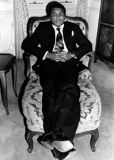`I'm not the greatest; I'm the double greatest! Not only do I 
knock them out, I pick the round." (`Ich bin nicht der Größte, ich 
bin der Doppel-Größte! Ich knocke sie nicht nur aus, sondern sage 
auch noch die Runde voraus.")