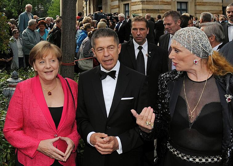 2011: Merkel in Pink mit Joachim Suaer und der kürzlich verstorbenen Sängerin Margot Werner.