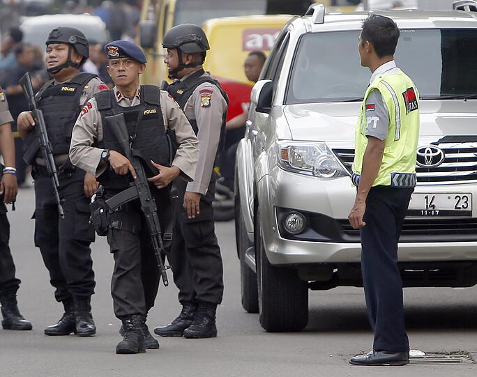 Terroranschlag in Indonesien: Bei einem Bombenanschlag und einer Schießerei in Jakarta sind mindestens sieben Menschen getötet worden.